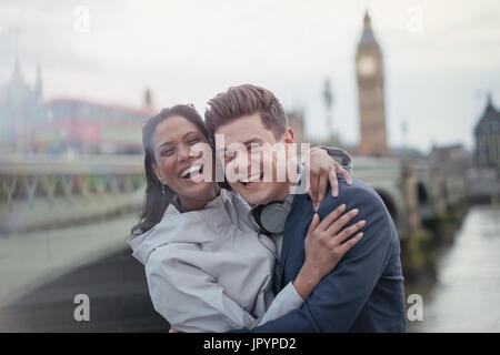 Ritratto entusiasta, ridendo giovane turista permanente al Westminster Bridge, London, Regno Unito Foto Stock