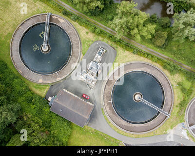 Vista aerea di un piccolo impianto di depurazione delle acque reflue Foto Stock