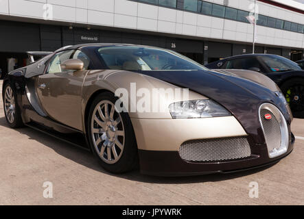 Vista di tre quarti di un 2007 Bugatti Veyron Eb 16,4 sul display statico nel paddock internazionale al 2017 Silverstone Classic Foto Stock