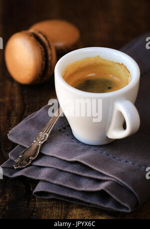 Caffè espresso al cioccolato con amaretti in background per la prima colazione. Buona mattina concetto Foto Stock