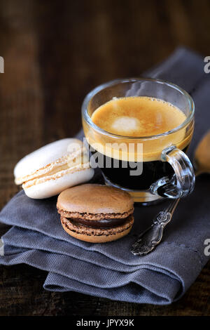 Buona mattina concetto con caffè espresso e amaretti. Copia con spazio per il testo Foto Stock