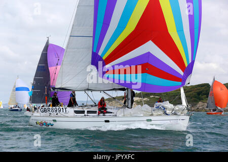 Yacht a vela, passato, Santa Caterina, Faro intorno all isola di razza, 1 Luglio 2017 Foto Stock