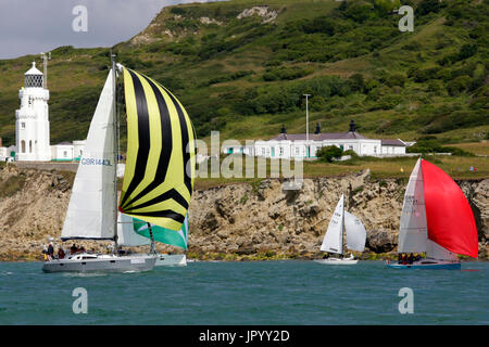 Yacht a vela, passato, Santa Caterina, Faro intorno all isola di razza, 1 Luglio 2017 Foto Stock