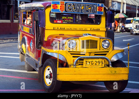 Jeepney e i passeggeri a Manila, Filippine Foto Stock