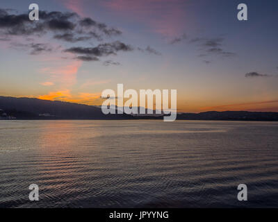Bel tramonto sul fiordo di Bergen Foto Stock