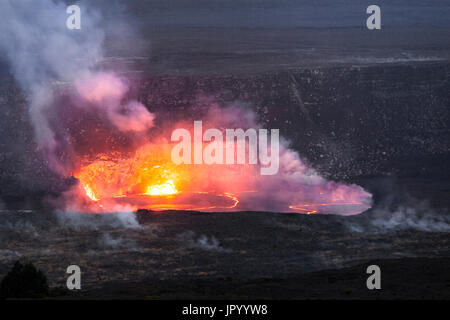 HI00245-00...Hawai'i - lava incandescente in Halema'uma'u cratere visto dalla Jaggar Museum nel Parco Nazionale Vulcani dell'isola delle Hawai'i. Foto Stock
