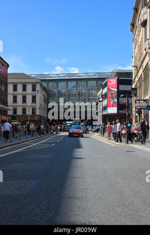 La vista lungo Argyle Street verso la stazione centrale nel centro della città di Glasgow, Scozia. Foto Stock