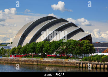 Il Clyde Auditorium sulle rive del fiume Clyde a Glasgow, Scozia. L'auditorium è un luogo per conferenze ed è soprannominato l'armadillo.