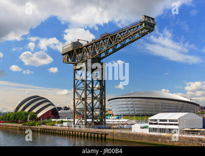 Il Finnieston gru sulle rive del fiume Clyde a Glasgow, in Scozia. In fondo è il SSE idro arena e il Clyde Auditorium. Foto Stock