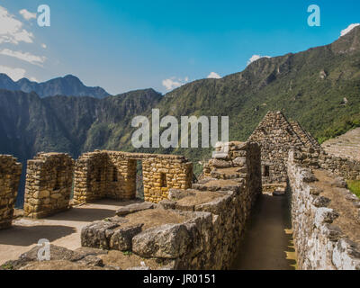 Machu Picchu, Perù - 22 Maggio 2016: camminando all'interno del Machu Picchu rovine. Foto Stock