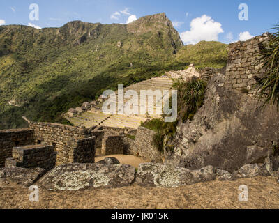 Machu Picchu, Perù - 22 Maggio 2016: camminando all'interno del Machu Picchu rovine. Foto Stock