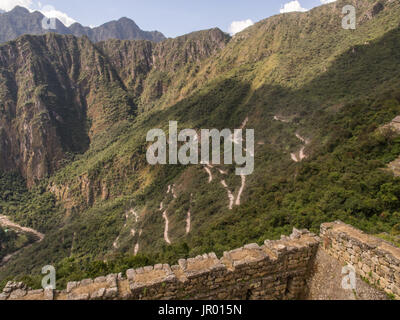 Machu Picchu, Perù - 22 Maggio 2016: vista per il giro di harpin e sulle montagne di oltre le rovine Inca, Patrimonio Mondiale dell UNESCO Foto Stock