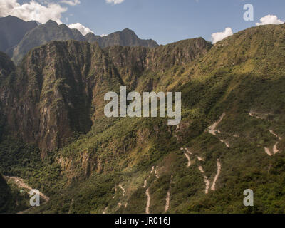 Machu Picchu, Perù - 22 Maggio 2016: vista per il giro di harpin e sulle montagne di oltre le rovine Inca, Patrimonio Mondiale dell UNESCO Foto Stock