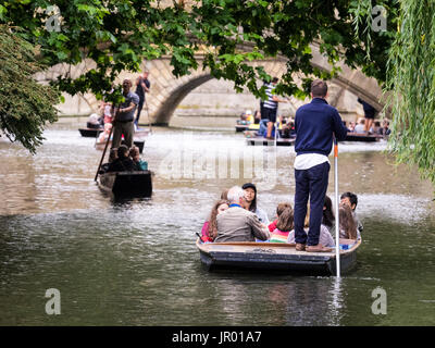 Cambridge Turismo - Punting sul fiume Cam in Cambridge Regno Unito Foto Stock