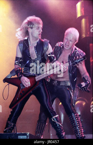 Inger Rob Halford e chitarrista KK Downing dei Judas Priest esegue a Nassau Coliseum su Marzo 21, 1984 a Nassau New York. Credito: mpi04/MediaPunch Foto Stock
