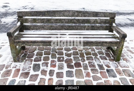 Svuotare panca in legno ricoperta di neve in inverno park. San Pietroburgo, Russia Foto Stock