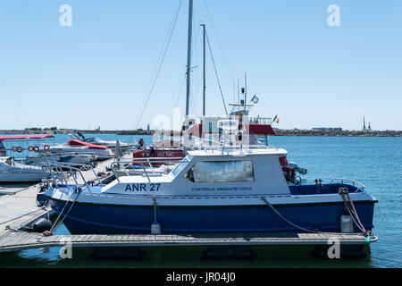 Mangalia, Constanta, Romania - Luglio 7, 2017: controllo della navigazione civile barca ancorata al porto di Mangalia in Romania, l'Europa. Foto Stock