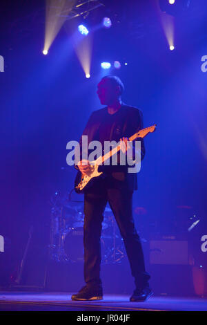 Luigi Schiavone, Enrico Ruggeri in concerto a Milano 2014 Foto Stock