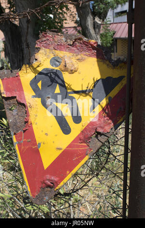 Vecchie e arrugginite strada segno del lavoro in corso Foto Stock