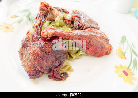 L Anatra arrosto gamba, stufati con miele e zenzero con tagliatelle verdi Foto Stock