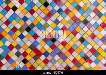 Dettaglio di un mosaico variegato. Abstract mosaico colorato pietre in ceramica Foto Stock