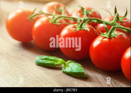 Pomodori ciliegia su ramoscelli di close-up. Sfondo, banner, splash Foto Stock