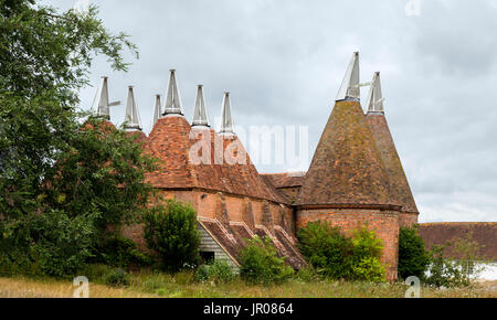 Hop storico case o oast house edifici presso il castello di Sissinghurst giardino, Kent, Inghilterra, Regno Unito. Foto Stock