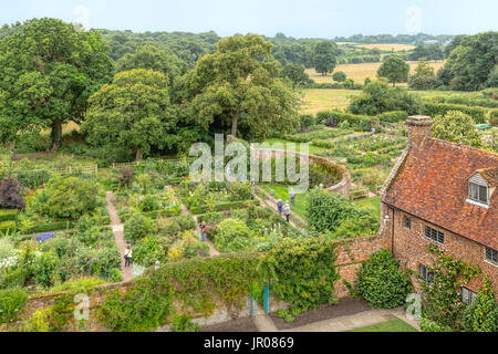 Vista del castello di Sissinghurst giardino,progettato come una serie di "camere", ciascuno con un diverso carattere di colore e/o tema, Kent, Inghilterra. Foto Stock