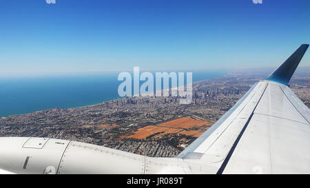 Il piano è volare sopra la grande città dopo il decollo Foto Stock