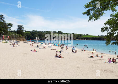 Francia beach - i turisti a prendere il sole sulla porta Manec'h beach, Finisterre, Bretagna Francia del nord Europa Foto Stock