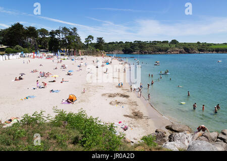 Francia beach - i turisti a prendere il sole sulla porta Manec'h beach, Finisterre, Bretagna Francia del nord Europa Foto Stock