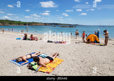 Francia beach - la gente a prendere il sole sulla spiaggia, il Port Manec'h, Finisterre, Bretagna Francia Europa Foto Stock