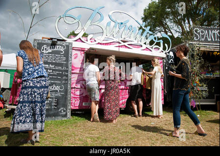 Le persone in piedi di fronte a un burrito street van di stallo in attesa di comprare cibo a Porto Eliot Festival Cornwall Regno Unito Foto Stock