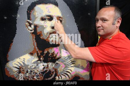 Mark Byrne da Dublino costruisce un Conor McGregor mosaico utilizzando più di 20.000 mattoni al BRICKLIVE evento per i fan di Lego al Titanic Exhibition Centre di Belfast. Foto Stock