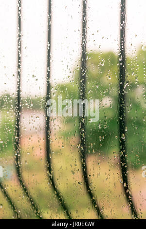 Gocce di pioggia contro il vetro del finestrino - Concetto di pioggia Foto Stock