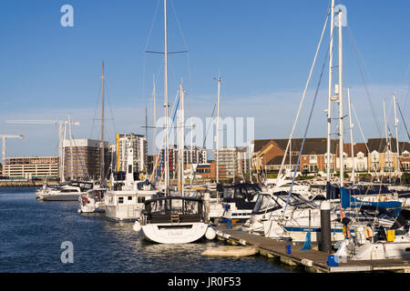 Vista sulla marina in Ocean Village con il nuovo sviluppo di appartamenti nel centenario Quay in background in Southampton in 2017, Inghilterra, Regno Unito Foto Stock