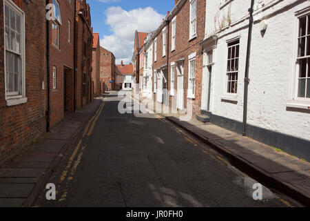 Una strada residenziale di york con nuovi edifici sotto un cielo di estate blu Foto Stock