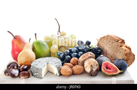 Frutta e formaggio di fronte a uno sfondo bianco Foto Stock