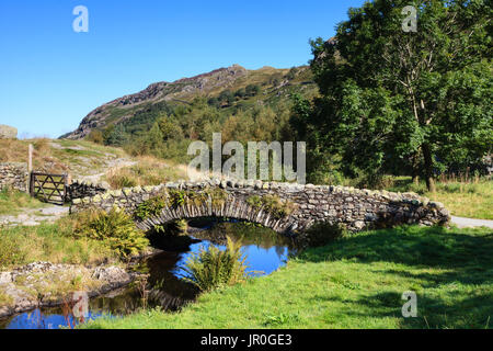 Stone packhorse bridge. La pietra packhorse Bridge crossing watendlath beck è situato in watendlath, cumbria sopra derwentwater in inglese il lago Foto Stock