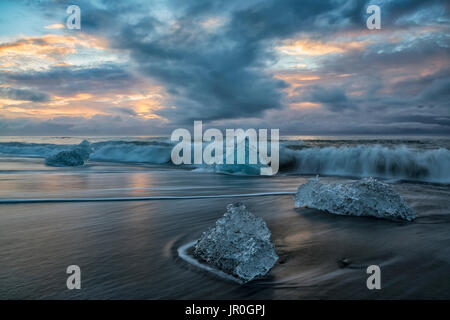 Spiaggia di diamante, lungo la costa sud dell'Islanda ed è una zona dove pezzi di ghiaccio da Jokulsarlon vengono depositati sulla spiaggia dopo ogni Alta Marea Foto Stock