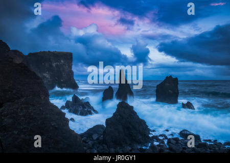 Tramonto sulla Wild Ocean lungo la costa sud-ovest dell'Islanda; Islanda Foto Stock