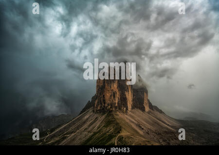 Un forte temporale si scorge in Tre Cime di Lavaredo nel Parco Naturale Tre Cime delle Dolomiti italiane; Italia Foto Stock