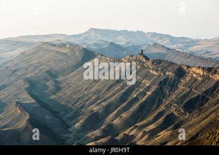 Un crinale di montagna vicino al complesso del monastero di David Gareja al confine discutibile Georgiaâ-azerbaijan con chiaramente visibili resti di antico Monu... Foto Stock