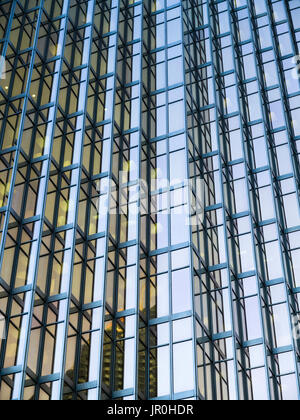 Vista in dettaglio della facciata di vetro di un edificio per uffici, Royal Bank Plaza; Toronto, Ontario, Canada Foto Stock