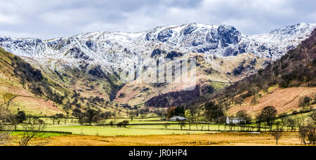 Alta Hartsop Dodd nel Lake District inglese con una copertura di neve; Cumbria, Inghilterra Foto Stock