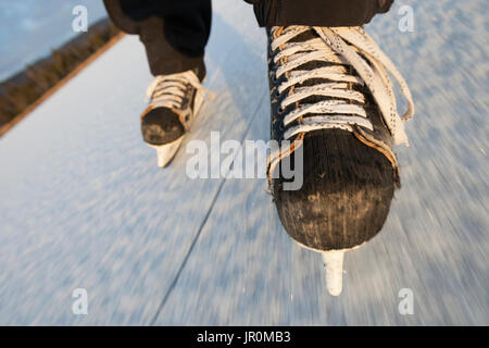 Pattinaggio sul ghiaccio con pattini da hockey su una superficie ghiacciata; Alaska, Stati Uniti d'America Foto Stock