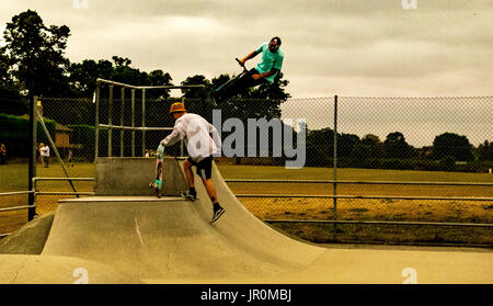 Skateboarders in skate pan Foto Stock