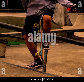 Skateboarders in skate pan Foto Stock