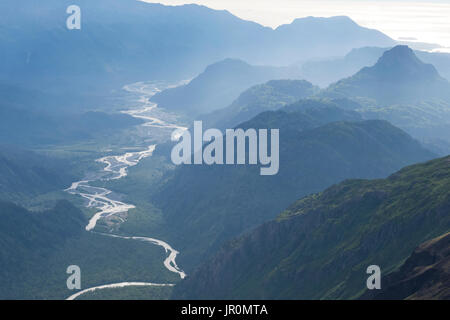 Un fiume avvolgimento attraverso una valle nel Kenai Mountains, Kachemak Bay State Park; Alaska, Stati Uniti d'America Foto Stock