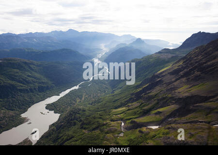 Un fiume che scorre attraverso una valle nel Kenai Mountains, Kachemak Bay State Park; Alaska, Stati Uniti d'America Foto Stock